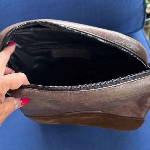 Outbrooks Dark Brown Leather Messenger Bag for Men - Picture 4 of 8